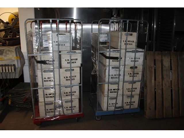 Borden doorsnede 26 cm in twee rolcontainers, ruim 600 stuks - afbeelding 2 van  2