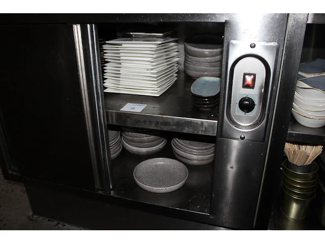 Borden en schalen in diverse maten waaronder met doorsnede 26 cm in kast. - afbeelding 1 van  2