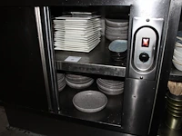 Borden en schalen in diverse maten waaronder met doorsnede 26 cm in kast. - afbeelding 1 van  2
