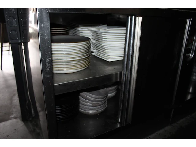 Borden en schalen in diverse maten waaronder met doorsnede 26 cm in kast. - afbeelding 2 van  2