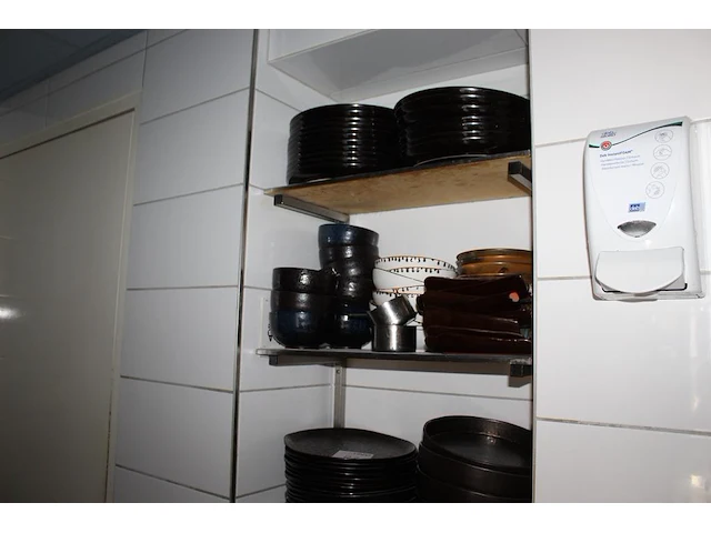 Borden, kommen en tapas bakjes op vier schappen. - afbeelding 1 van  3
