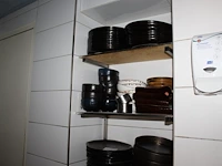 Borden, kommen en tapas bakjes op vier schappen. - afbeelding 1 van  3