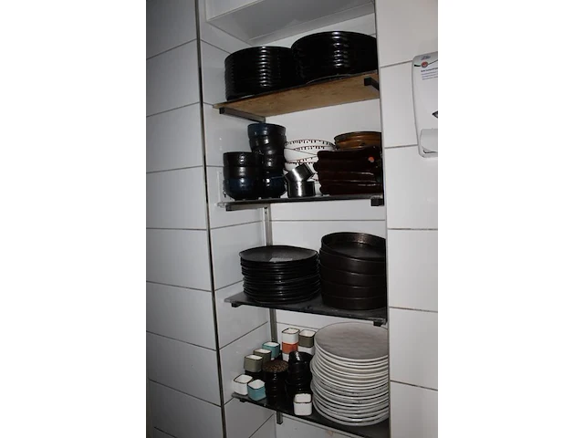 Borden, kommen en tapas bakjes op vier schappen. - afbeelding 2 van  3