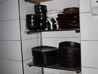 Borden, kommen en tapas bakjes op vier schappen. - afbeelding 2 van  3