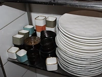 Borden, kommen en tapas bakjes op vier schappen. - afbeelding 3 van  3