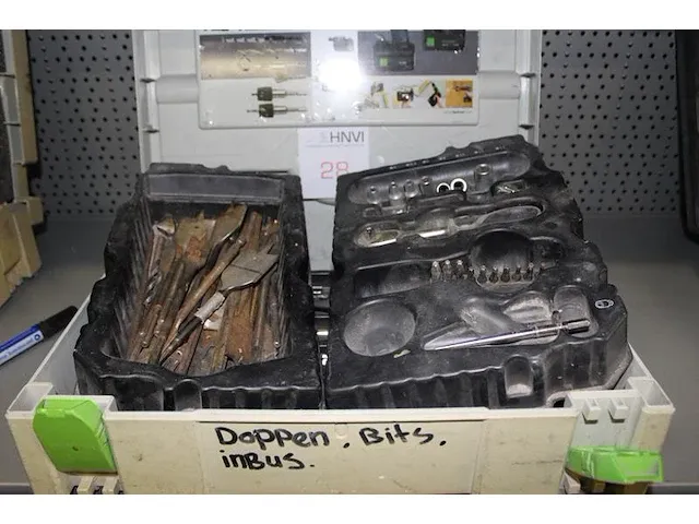Boren, bitjes en doppen in stapelbare kunststoffen koffer. - afbeelding 1 van  3