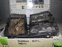 Boren, bitjes en doppen in stapelbare kunststoffen koffer. - afbeelding 1 van  3