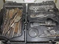 Boren, bitjes en doppen in stapelbare kunststoffen koffer. - afbeelding 2 van  3