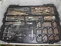 Boren, bitjes en doppen in stapelbare kunststoffen koffer. - afbeelding 3 van  3