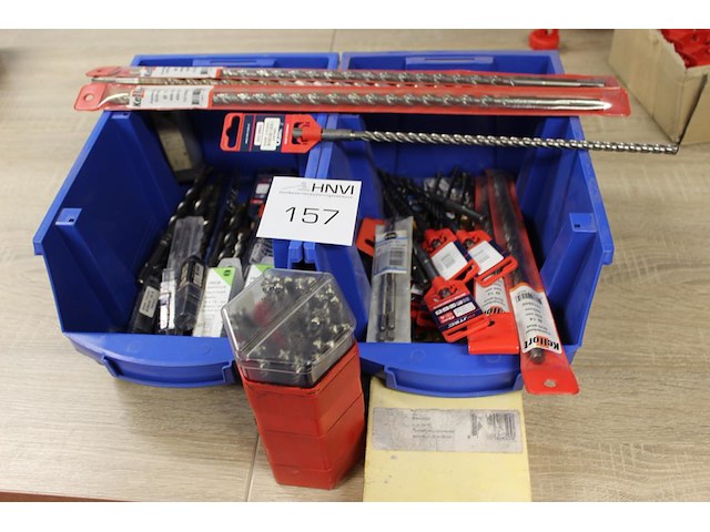 Boren in diverse maten en uitvoeringen in en voor twee kunststofbakken. - afbeelding 1 van  4