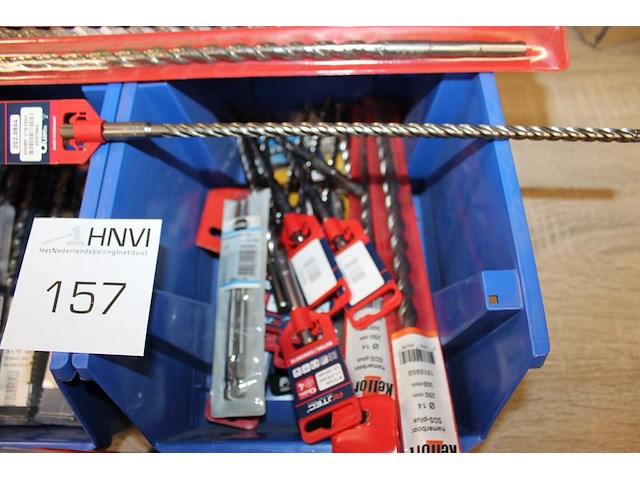 Boren in diverse maten en uitvoeringen in en voor twee kunststofbakken. - afbeelding 2 van  4