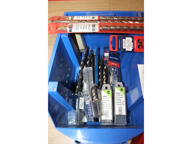 Boren in diverse maten en uitvoeringen in en voor twee kunststofbakken. - afbeelding 3 van  4