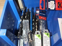 Boren in diverse maten en uitvoeringen in en voor twee kunststofbakken. - afbeelding 3 van  4