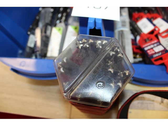 Boren in diverse maten en uitvoeringen in en voor twee kunststofbakken. - afbeelding 4 van  4