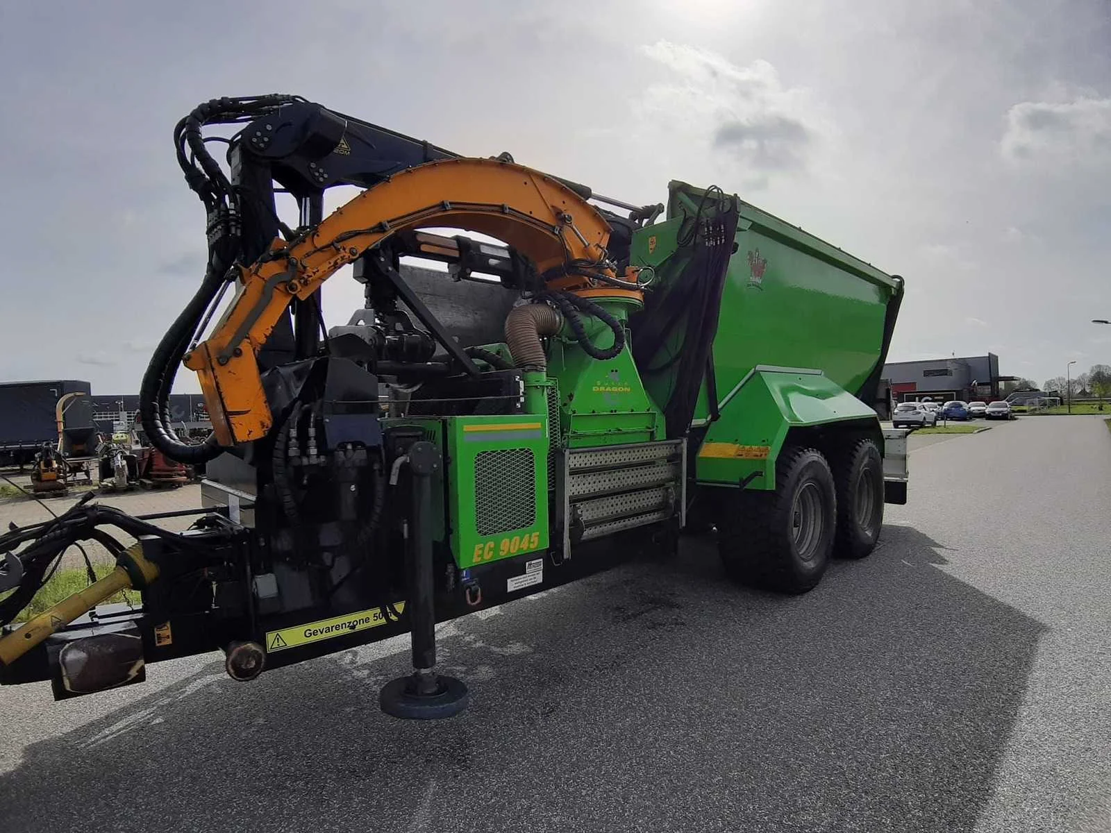 Bosbouwmachines, stobbenfrezen, houtkranen, versnipperaars, bomenknipscharen en tractoren