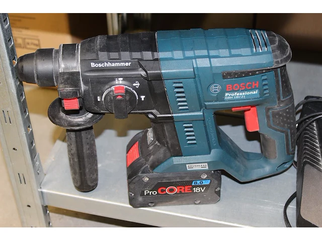 Bosch accuboorhamer type gbh 18v-21 met accu en lader - afbeelding 2 van  3