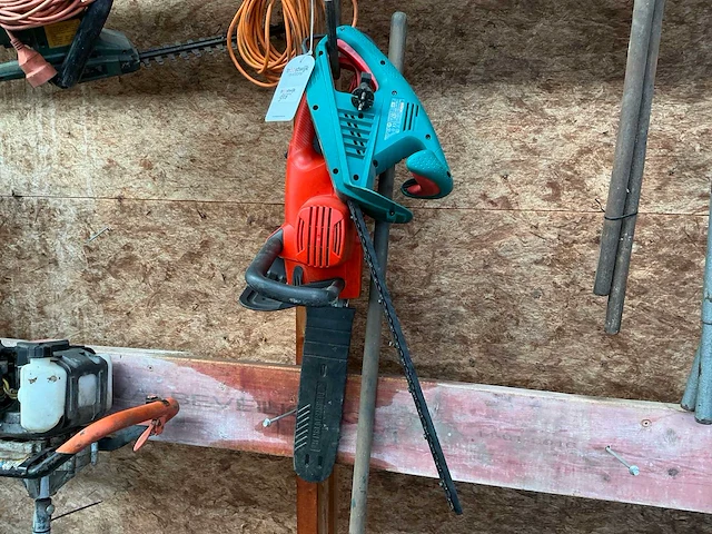 Bosch en black&decker heggenschaar en kettingzaag (2x) - afbeelding 1 van  8