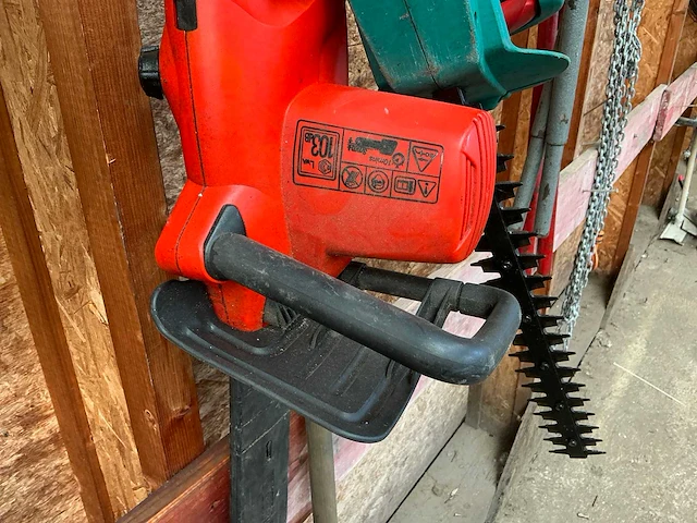 Bosch en black&decker heggenschaar en kettingzaag (2x) - afbeelding 2 van  8