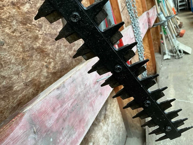Bosch en black&decker heggenschaar en kettingzaag (2x) - afbeelding 4 van  8