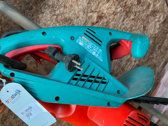 Bosch en black&decker heggenschaar en kettingzaag (2x) - afbeelding 5 van  8