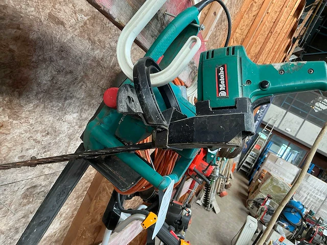 Bosch en metabo heggenschaar en kettingzaag (2x) - afbeelding 2 van  6