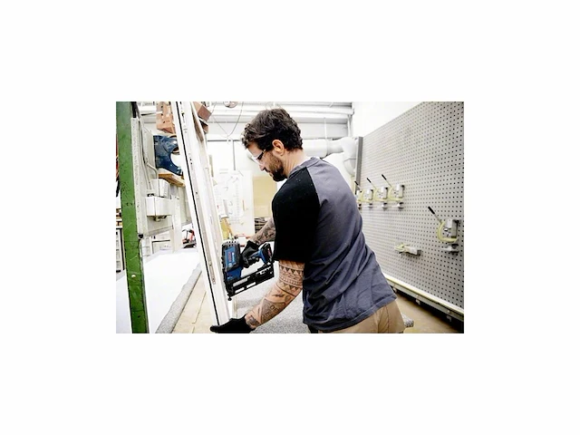 Bosch professional systeem gnh 18v64 accu spijkerpistool exclusief oplaadbare batterijen lader in lboxx 136 - afbeelding 2 van  3