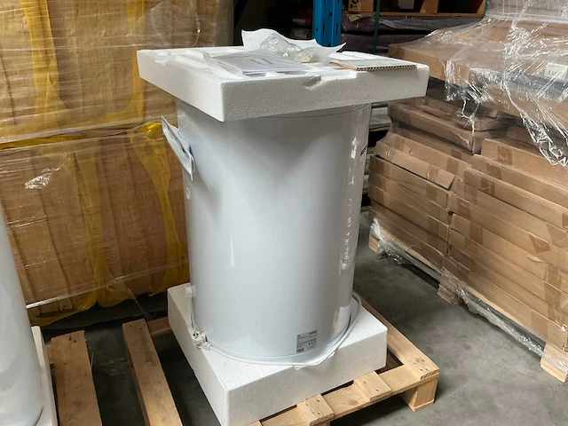 Bosch tronic 4000 t elektrische boiler 77l - afbeelding 1 van  5
