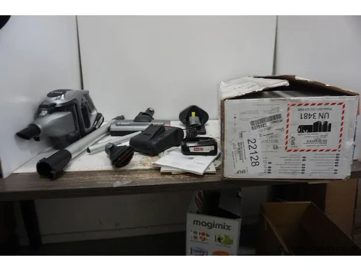 Retourgoederen veiling met o.a. koffiemachines, magnetrons, keukenmachines, all-in-one printers te waalre