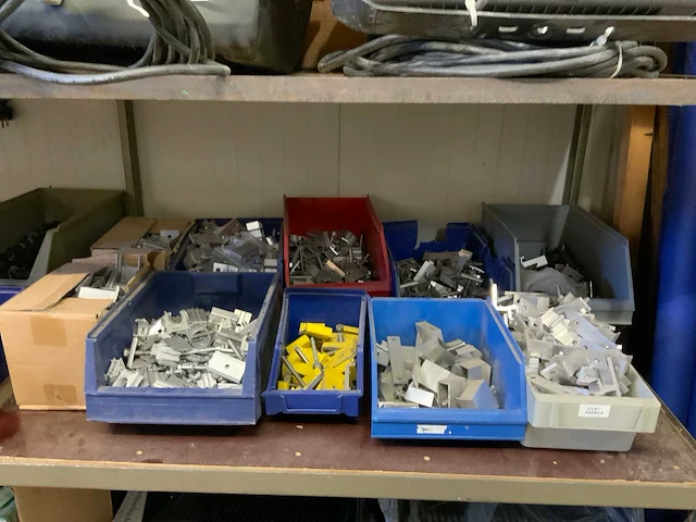 Bouw- en bevestigingsmateriaal - afbeelding 1 van  4