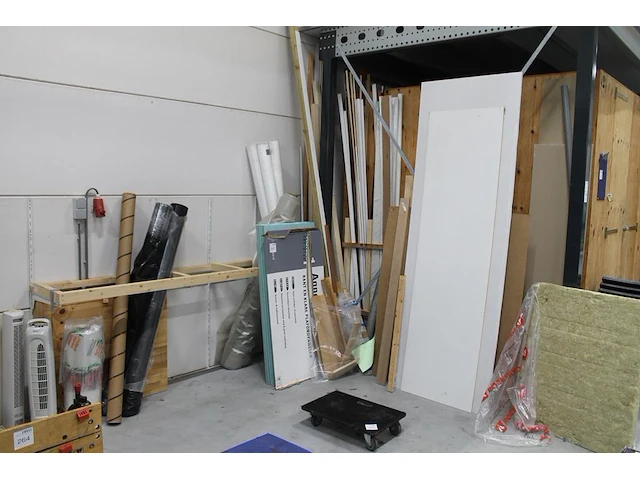 Bouwgerelateerde materialen w.o. gips, plinten, balkhout, miofol en bouwfolie. - afbeelding 1 van  5