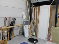 Bouwgerelateerde materialen w.o. gips, plinten, balkhout, miofol en bouwfolie. - afbeelding 1 van  5