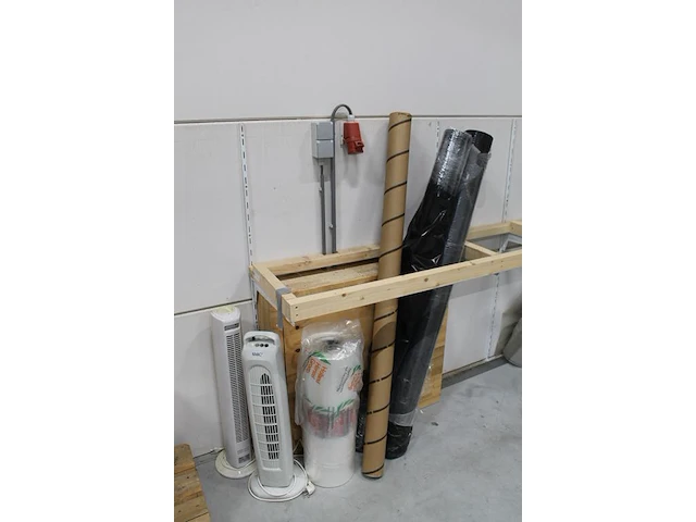 Bouwgerelateerde materialen w.o. gips, plinten, balkhout, miofol en bouwfolie. - afbeelding 2 van  5