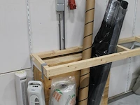 Bouwgerelateerde materialen w.o. gips, plinten, balkhout, miofol en bouwfolie. - afbeelding 2 van  5