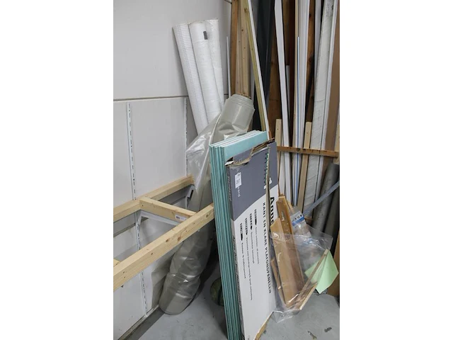 Bouwgerelateerde materialen w.o. gips, plinten, balkhout, miofol en bouwfolie. - afbeelding 3 van  5
