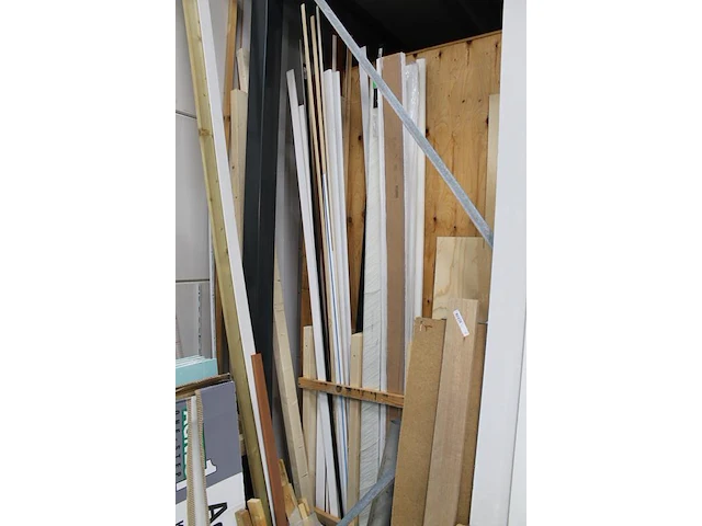 Bouwgerelateerde materialen w.o. gips, plinten, balkhout, miofol en bouwfolie. - afbeelding 4 van  5