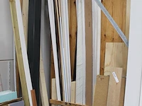 Bouwgerelateerde materialen w.o. gips, plinten, balkhout, miofol en bouwfolie. - afbeelding 4 van  5