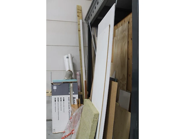 Bouwgerelateerde materialen w.o. gips, plinten, balkhout, miofol en bouwfolie. - afbeelding 5 van  5