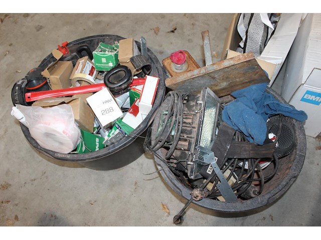 Bouwgerelateerde producten in twee cementkuipen w.o. bouwlamp, gehoorbescherming enz. - afbeelding 1 van  3