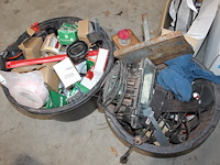 Bouwgerelateerde producten in twee cementkuipen w.o. bouwlamp, gehoorbescherming enz. - afbeelding 1 van  3