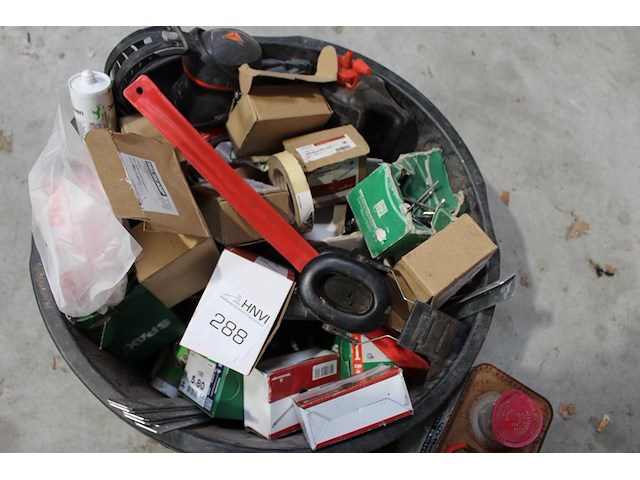 Bouwgerelateerde producten in twee cementkuipen w.o. bouwlamp, gehoorbescherming enz. - afbeelding 2 van  3