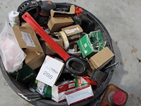 Bouwgerelateerde producten in twee cementkuipen w.o. bouwlamp, gehoorbescherming enz. - afbeelding 2 van  3