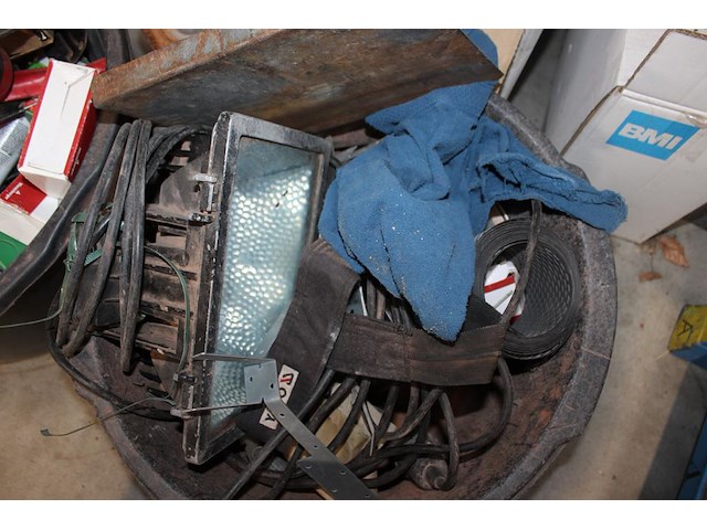 Bouwgerelateerde producten in twee cementkuipen w.o. bouwlamp, gehoorbescherming enz. - afbeelding 3 van  3