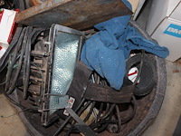 Bouwgerelateerde producten in twee cementkuipen w.o. bouwlamp, gehoorbescherming enz. - afbeelding 3 van  3