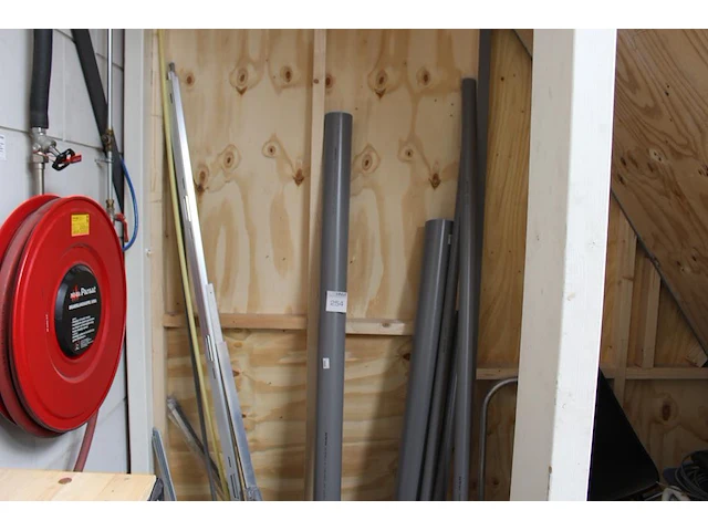 Bouwgerelateerde producten w.o. pvc buis, slangen, kettingen en kantine stoelen. - afbeelding 1 van  4
