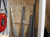 Bouwgerelateerde producten w.o. pvc buis, slangen, kettingen en kantine stoelen. - afbeelding 1 van  4