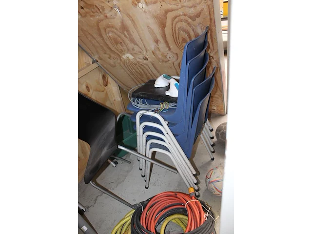 Bouwgerelateerde producten w.o. pvc buis, slangen, kettingen en kantine stoelen. - afbeelding 3 van  4