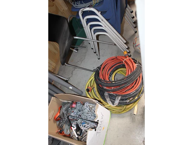 Bouwgerelateerde producten w.o. pvc buis, slangen, kettingen en kantine stoelen. - afbeelding 4 van  4