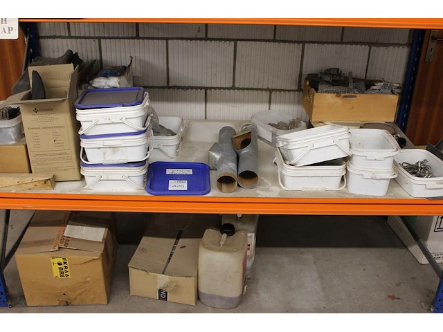 Bouwgerelateerde producten w.o. vulplaatjes op en onder schap. - afbeelding 1 van  3