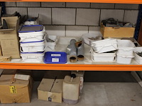 Bouwgerelateerde producten w.o. vulplaatjes op en onder schap. - afbeelding 1 van  3