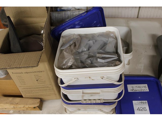 Bouwgerelateerde producten w.o. vulplaatjes op en onder schap. - afbeelding 2 van  3